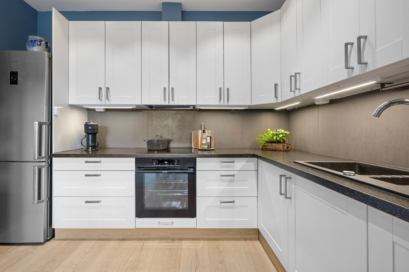 Kjøkkenet er utstyrt med hvitevarer som inkluderer komfyr, platetopp, oppvaskmaskin og kombiskap (kjøl og frys)- hvitevarene medfølger i salget Galleribilde