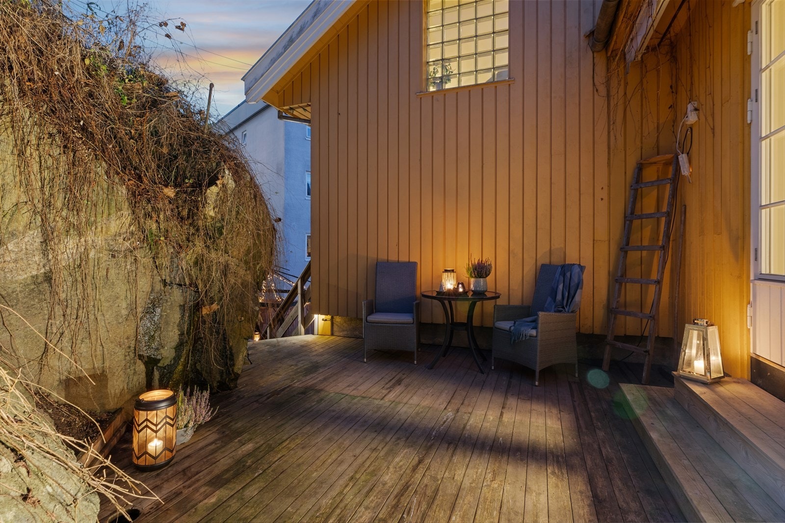 Uteområdet har god plass til både sittegruppe og loungemøbler Galleribilde