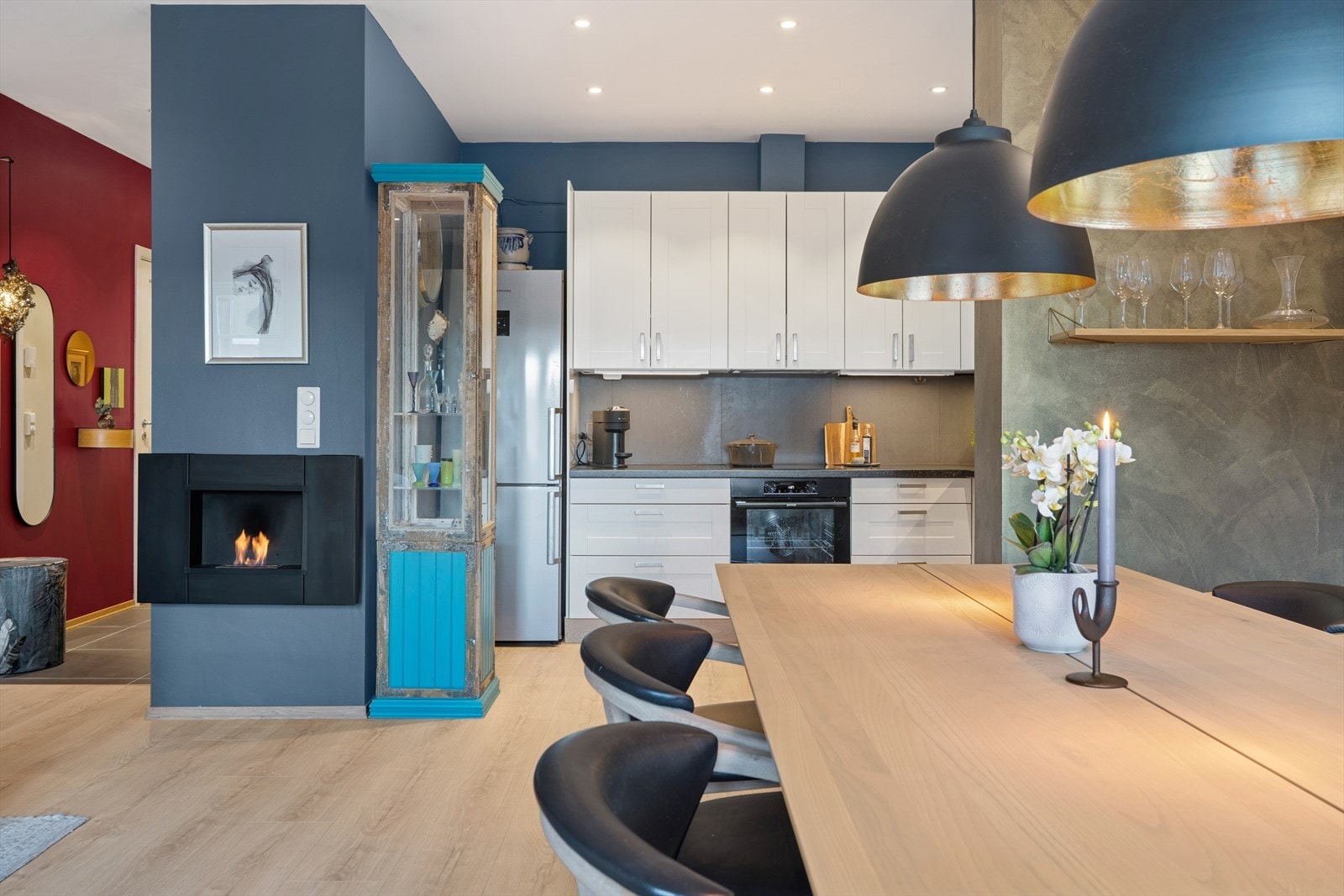 Stilrent kjøkken med klassiske fronter og en praktisk vinkelformet innredning som gir gode oppbevaringsmuligheter i både underskap og overskap Galleribilde