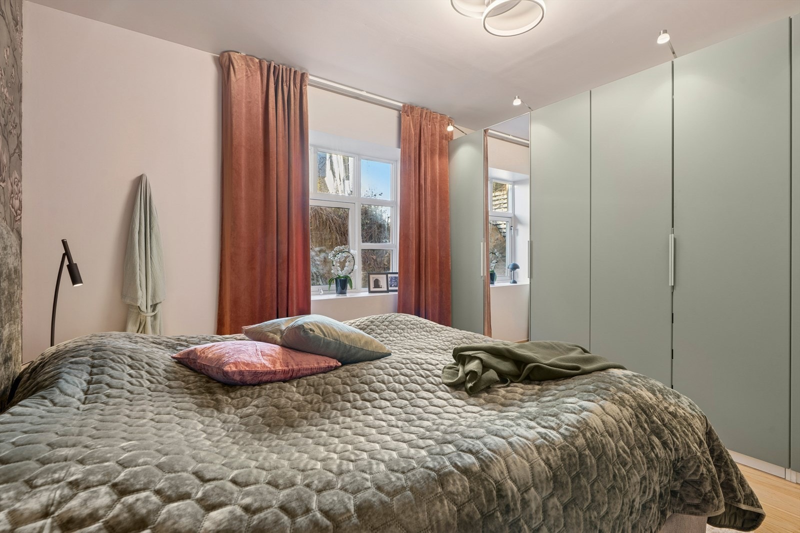 Det ene rommet er utstyrt med en praktisk garderobeløsning med glatte fronter som gir både rikelig oppbevaringsplass og en følelse av luftighet Galleribilde