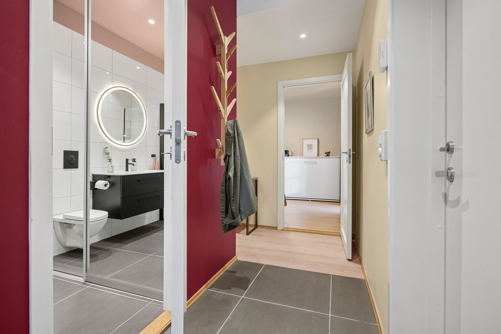 Innenfor døren ønsker en lys entré velkommen inn! Galleribilde