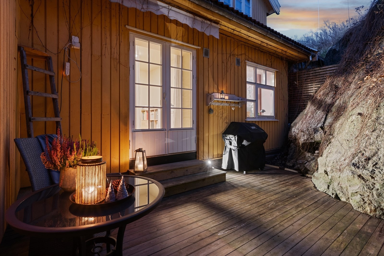 Terrassen har adkomst fra soverom, ideell for grilling og utendørs opphold Galleribilde