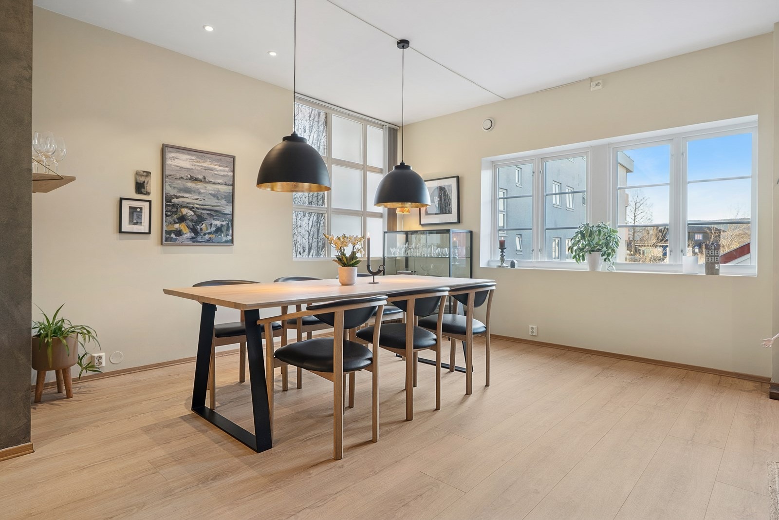 Gjennomgående god standard med parkett og laminat på gulvene, malte vegger i duse farger og downlightsbelysning i himlingen Galleribilde