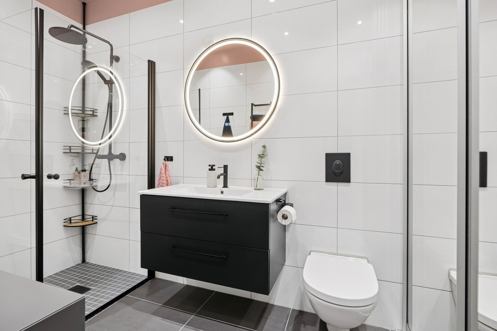 Flislagte vegger og gulv med vannbåren gulvvarme gir et komfortabelt og stilfullt bad. Veggmontert toalett og dusjhjørne med moderne armatur er oppgradert i 2024 Galleribilde