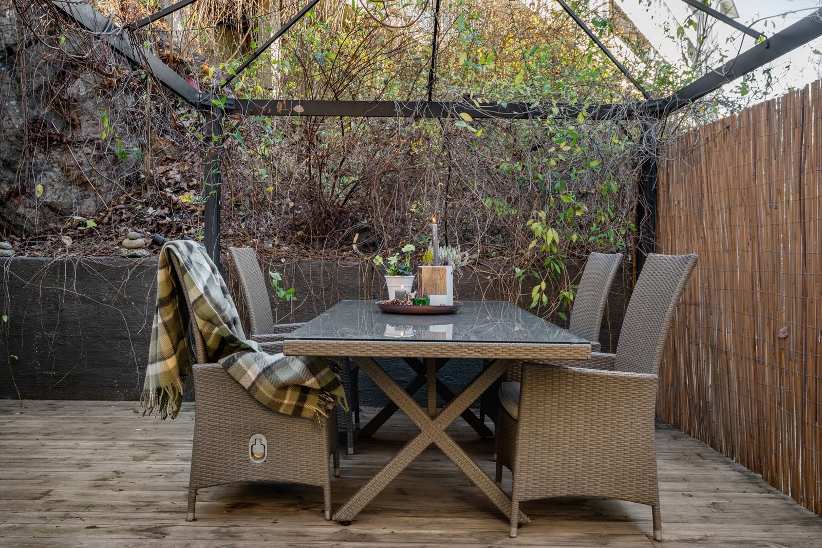 Terrasseplatting i tre gir rom for utemøblering og sosialt samvær Galleribilde