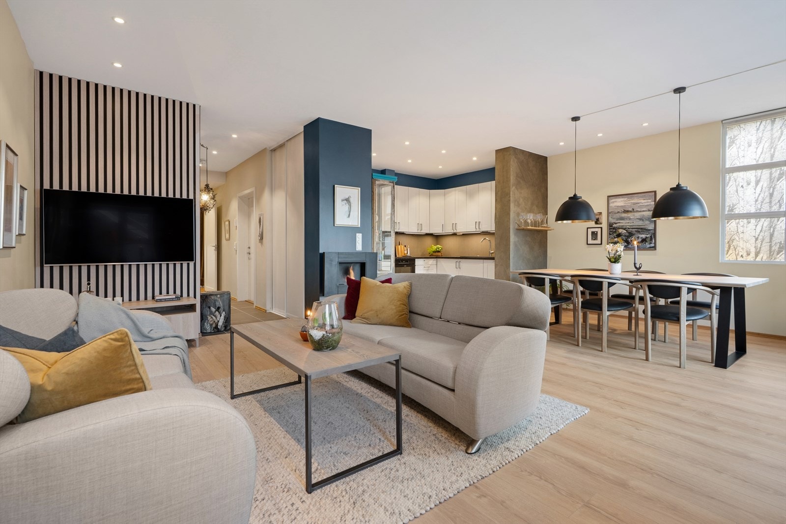 Velkommen inn i et lyst og luftig oppholdsrom med åpen løsning mellom stue og kjøkken Galleribilde