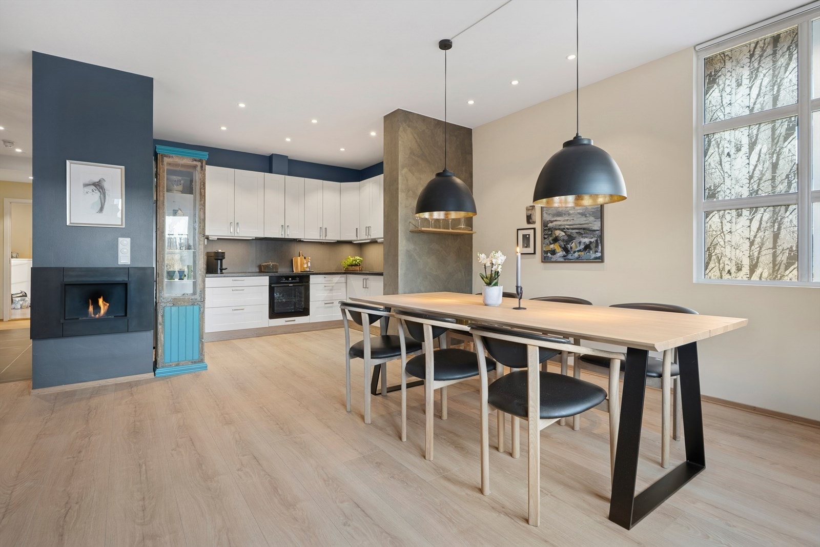 Åpen planløsning mellom kjøkken og stue gir rom for sosialt samvær- kjøkkeninnredning fra 2013 Galleribilde