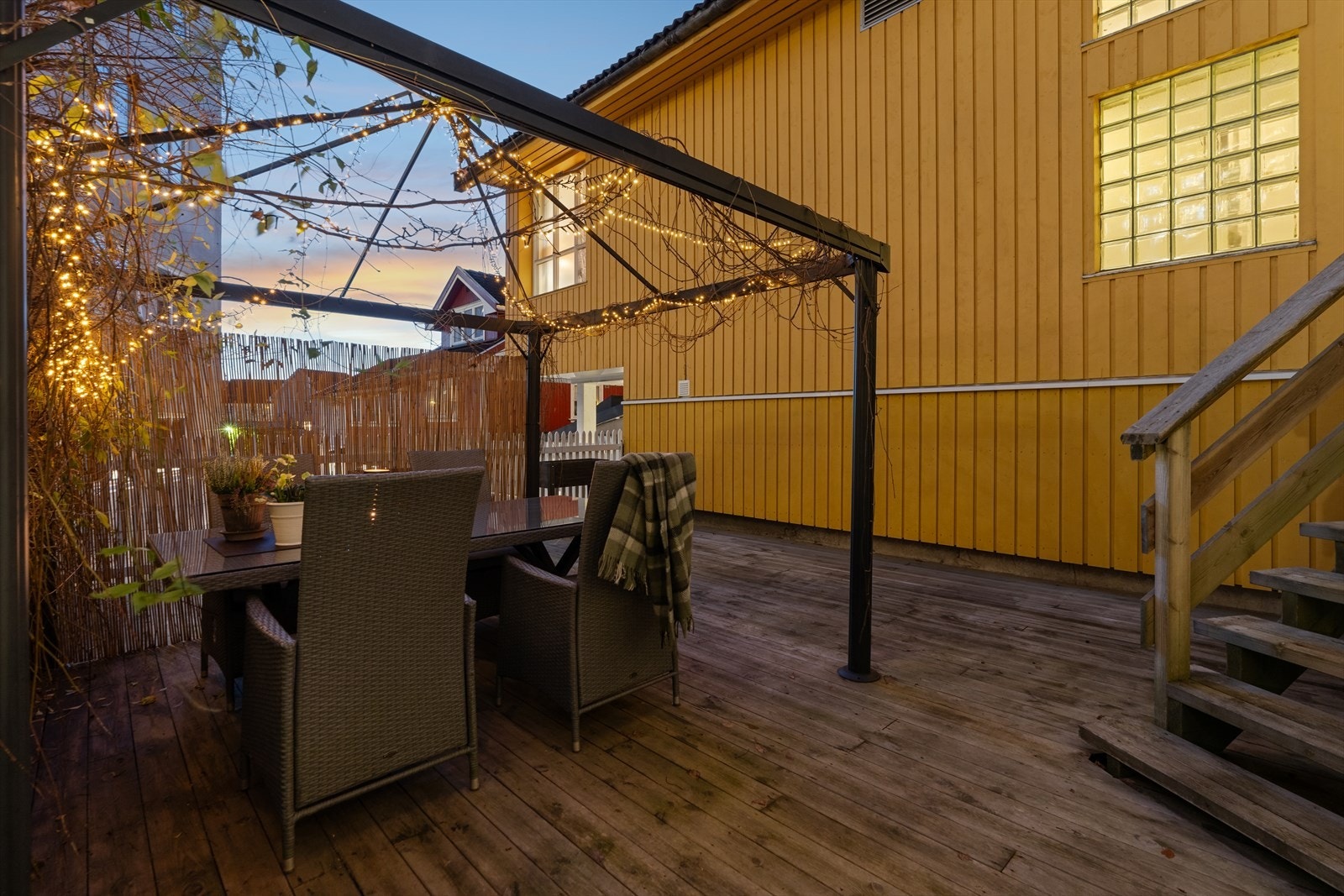 Belysning på terrassen skaper et stemningsfullt uteområde- pergola medfølger i salget Galleribilde