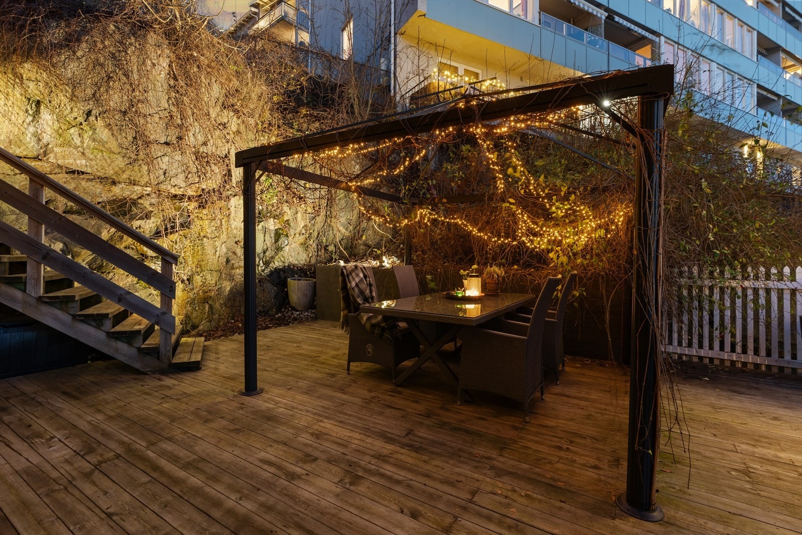 Terrassen er omgitt av naturlig vegetasjon og gir en skjermet atmosfære Galleribilde