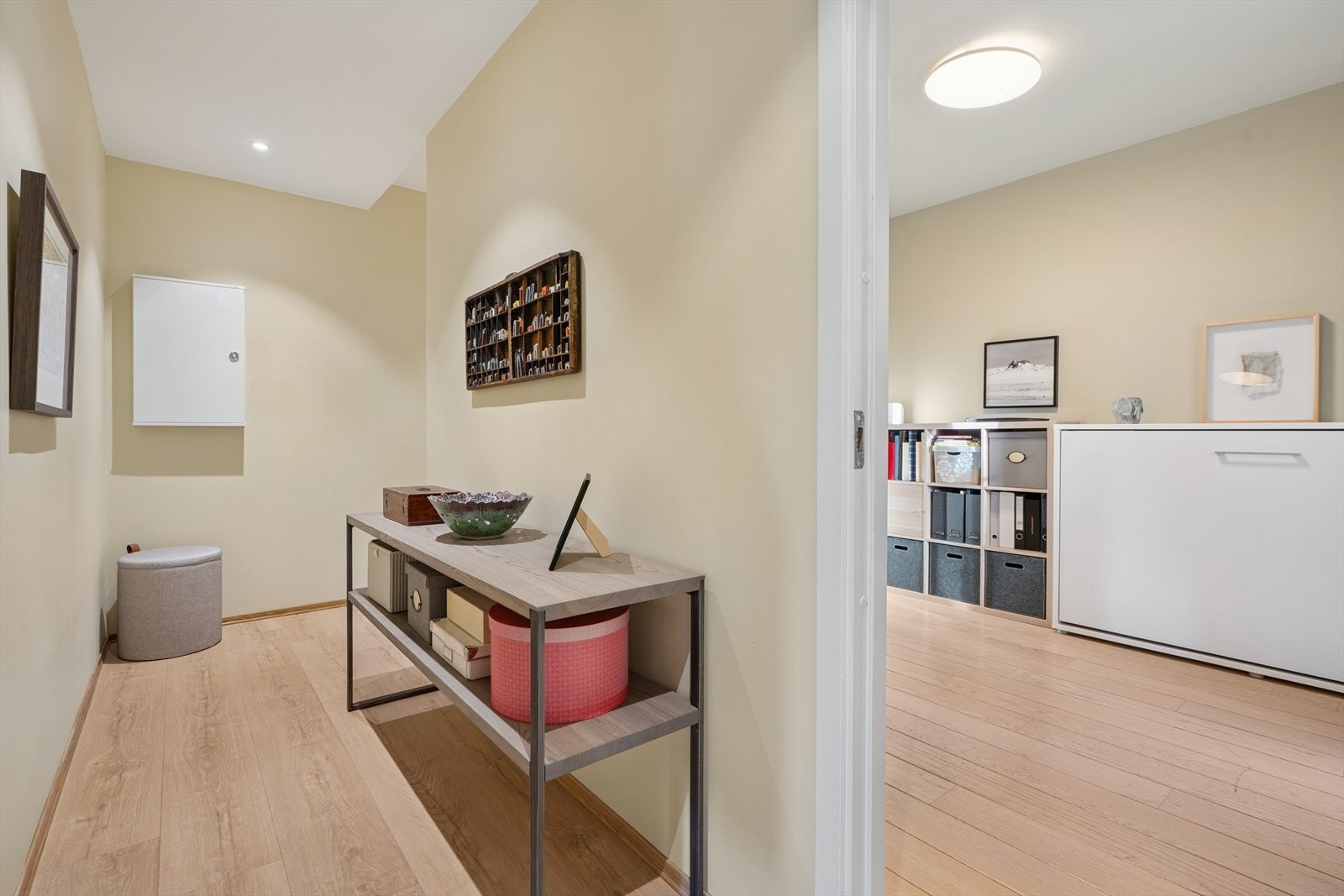 Videre inn i gangen er det laminatgulv, malte vegger og downlights i himlingen, som gir gode og behagelige lysforhold Galleribilde