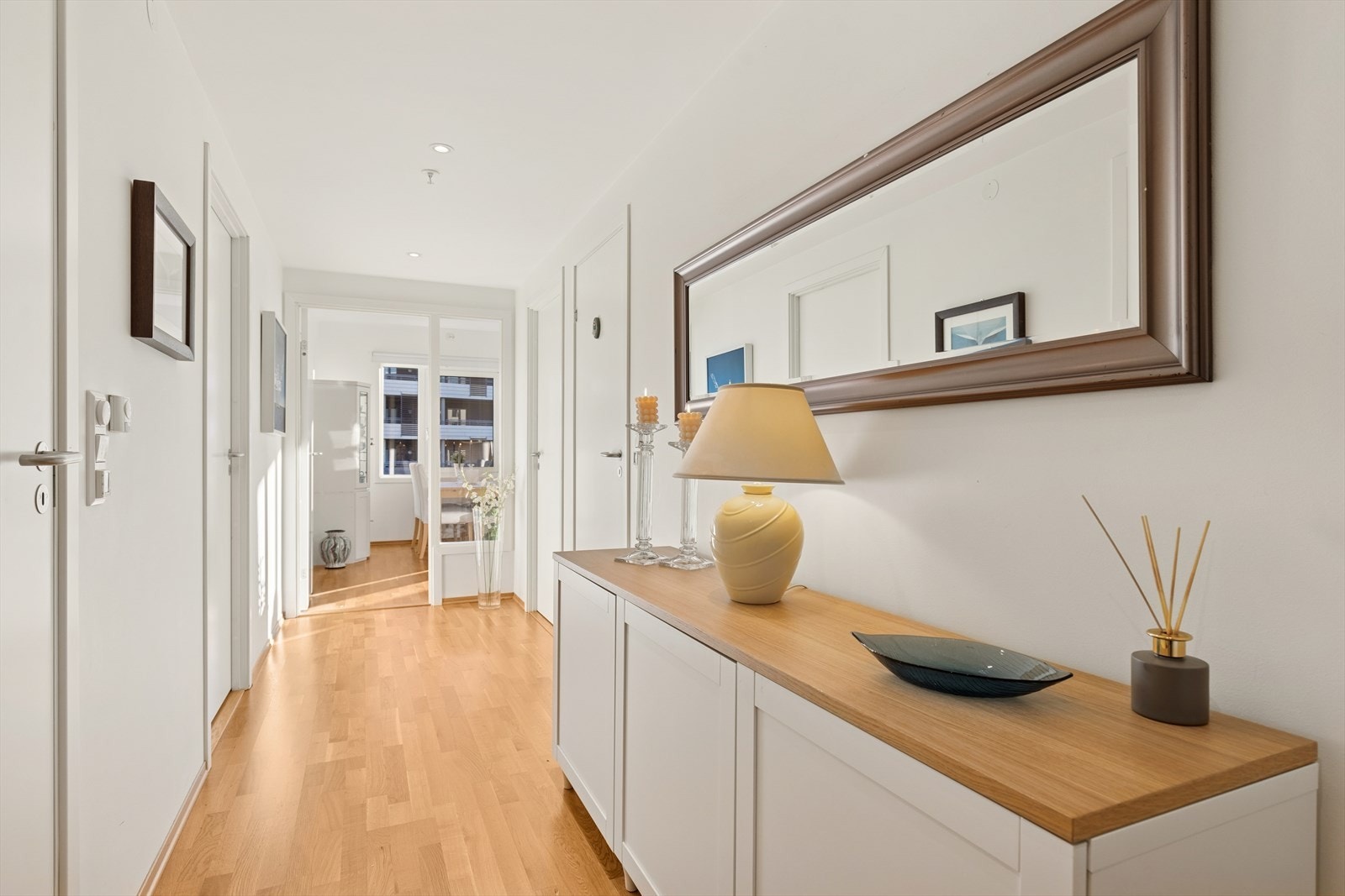 Velkommen hjem! Lys entré med garderobeskap og praktisk bod - alt du trenger for en ryddig hverdag. Galleribilde