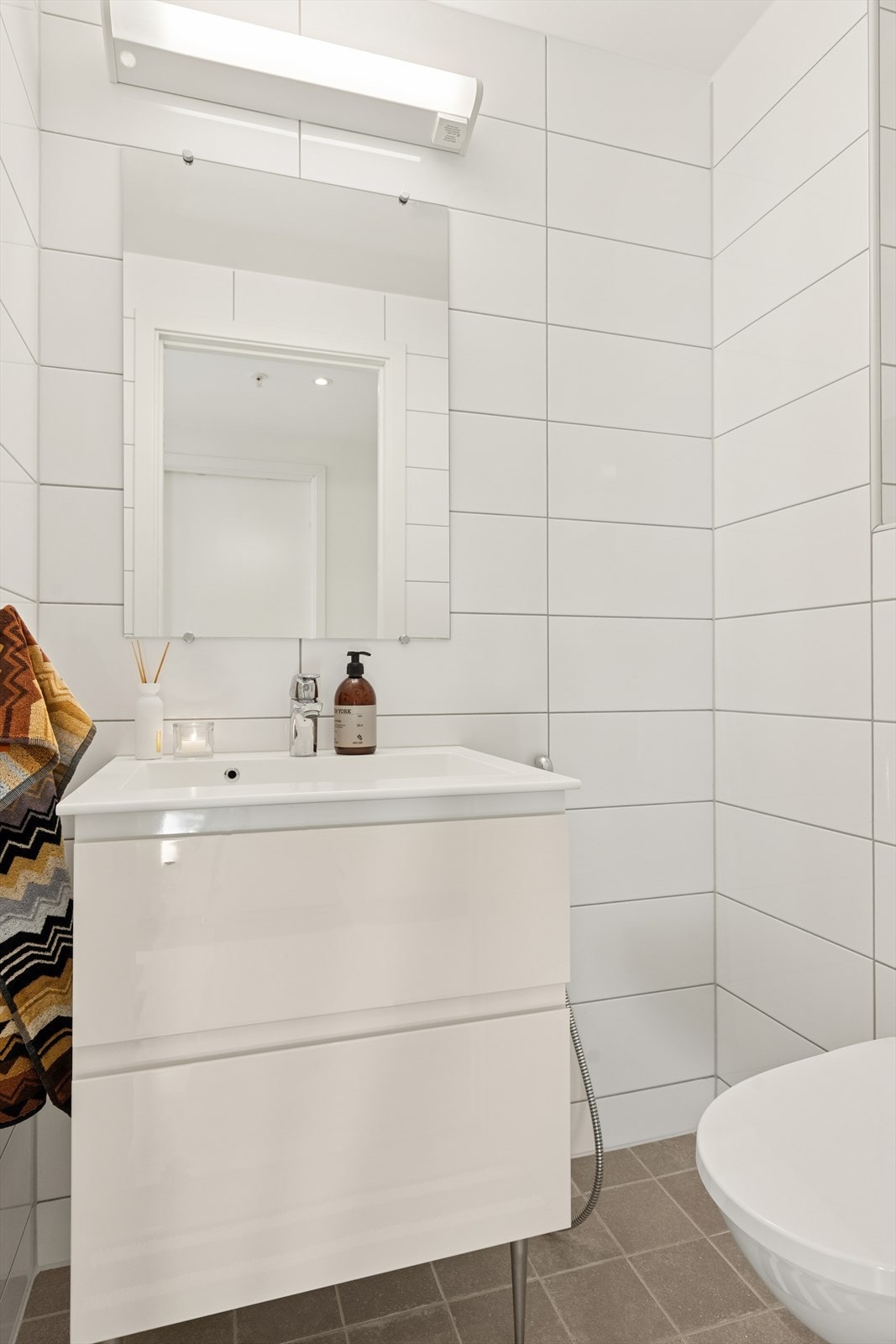 Pent gjestetoalett med servant og servantdusj - en praktisk detalj. Galleribilde