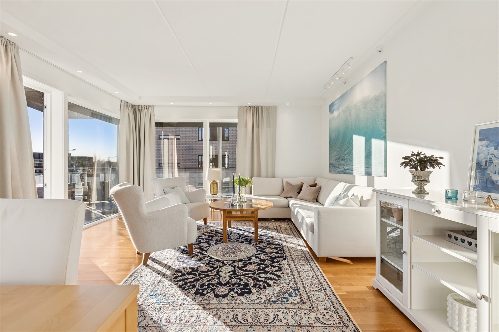 Naturlige soner for møblering gir rommet fleksibilitet - her kan du skape din egen stil. Galleribilde