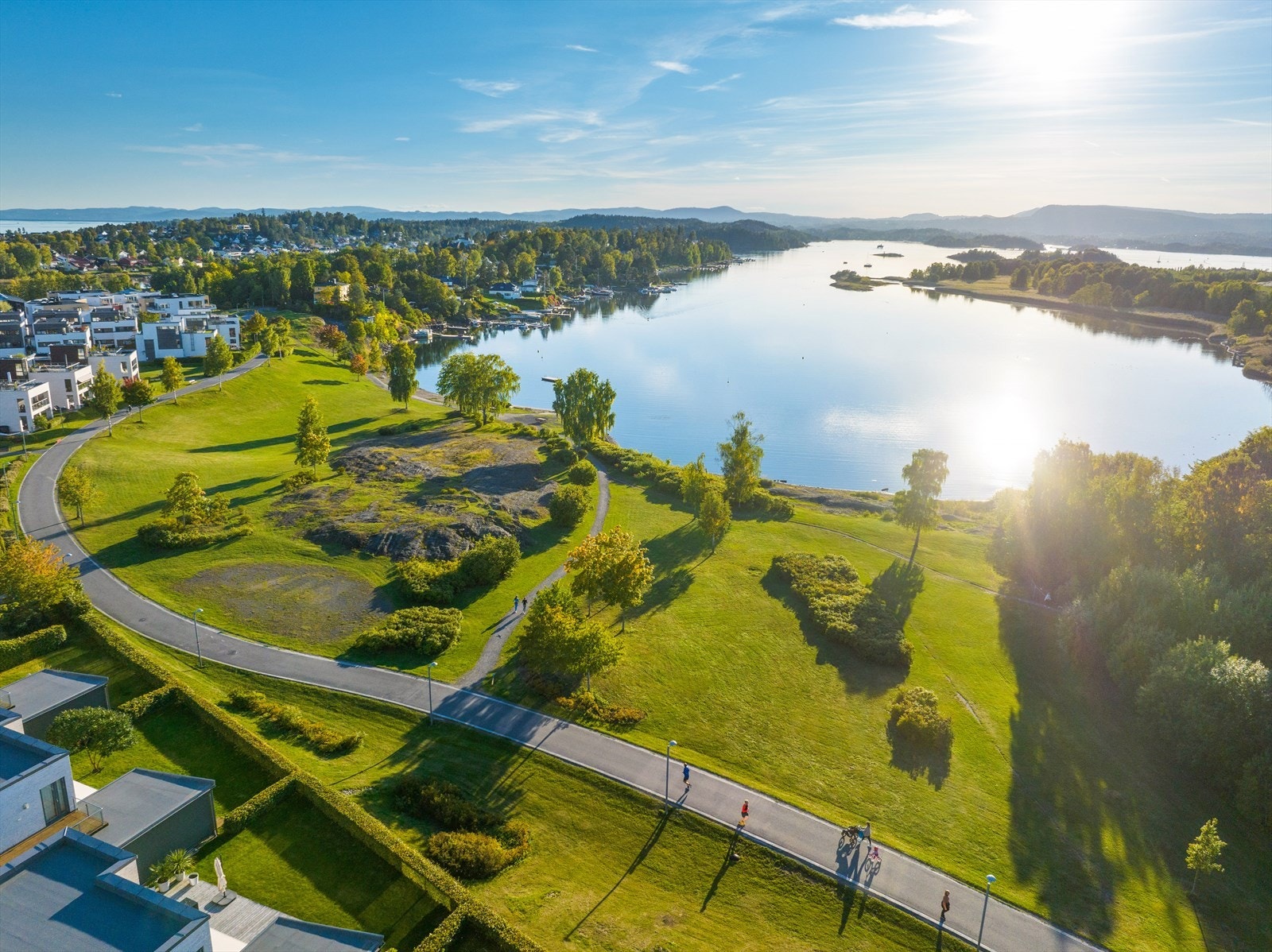 Idyllisk rekreasjonsområde få hundre meter fra boligen. Her kan man gå i badekåpen ned til morgenbadet. Galleribilde