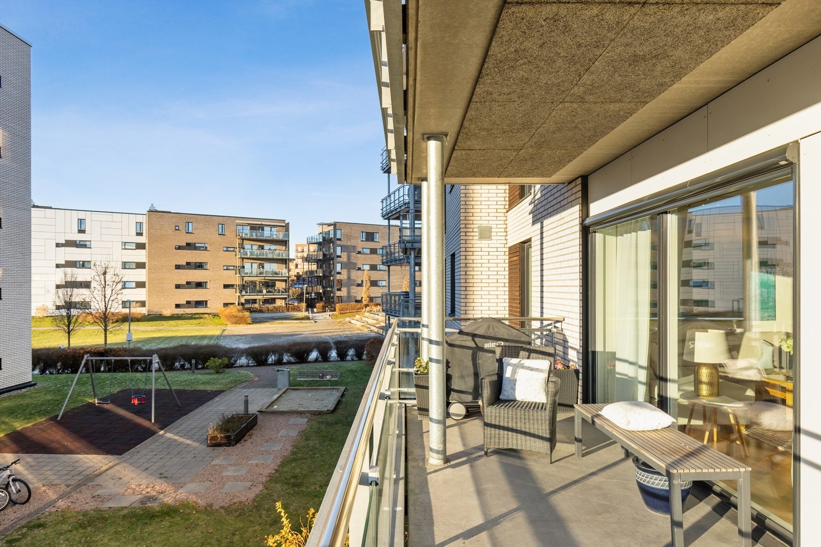 Hundsund er kjent for å være et eldorado for folk i alle aldre. Pen bebyggelse, vakker natur og hyggelig sosialt samvær blant beboerne. Galleribilde