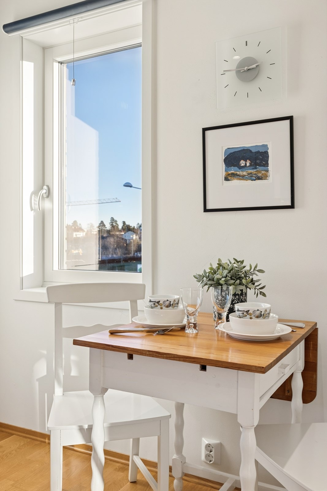 Hyggelig spiseplass med vindu - perfekt for morgenkaffen. Galleribilde