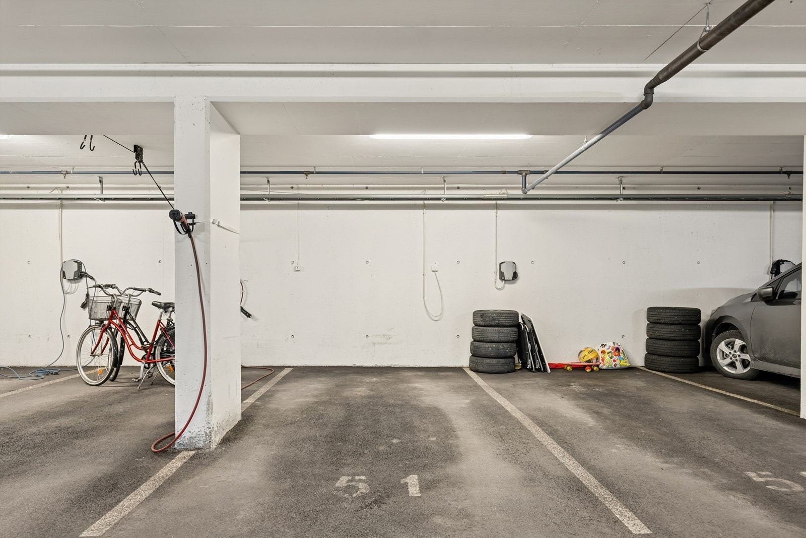 Fast parkeringsplass i garasjeanlegg - tilrettelagt for elbillader, men ikke installert. Galleribilde
