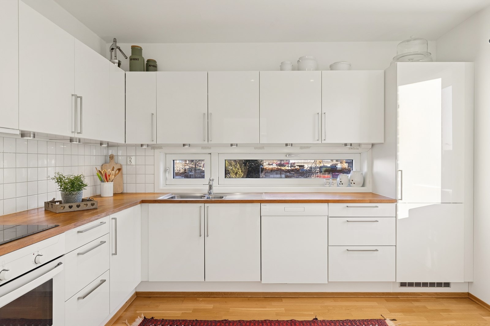 Moderne kjøkken med glansede fronter og heltre benkeplate - en kombinasjon av stil og funksjon. Galleribilde