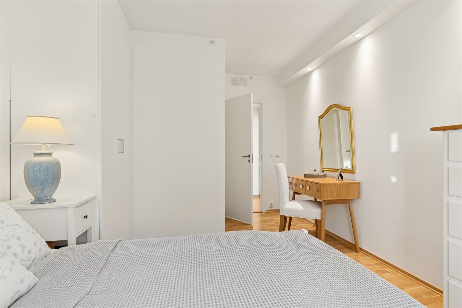 Garderobeløsninger gir god oppbevaring og en ryddig atmosfære. Galleribilde