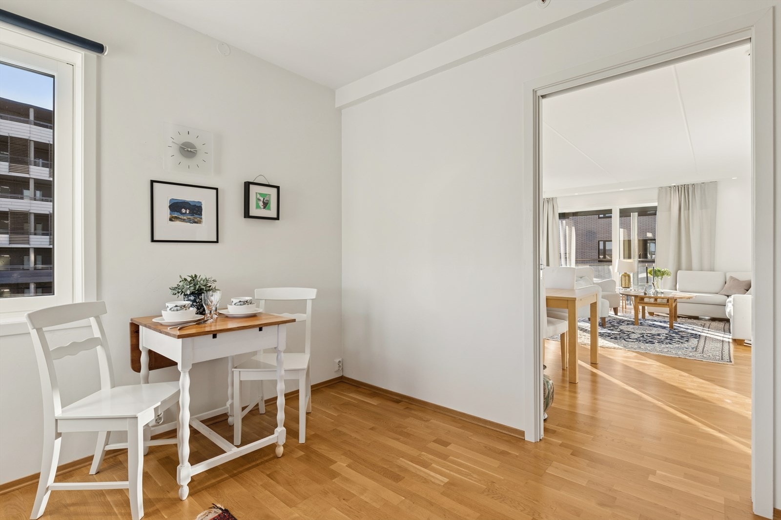 Integrerte hvitevarer og smarte løsninger gir et ryddig og elegant uttrykk. Vegg og skyvedør er satt oppå gulvet slik at det ikke blir noen skader på gulv dersom man vil åpne opp igjen. Galleribilde