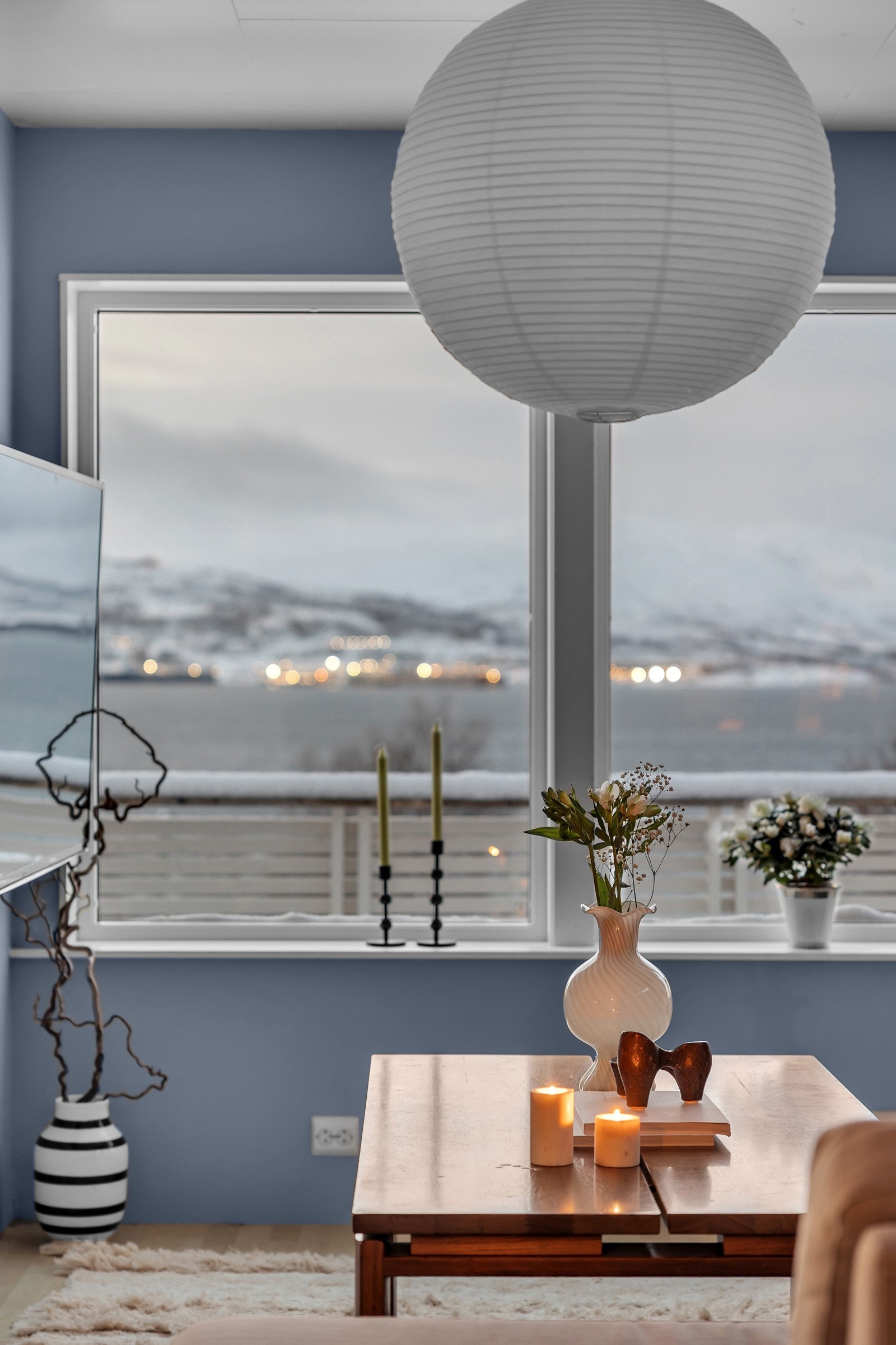 Fra dagligstua er det store vindusflater hvor du nyter nydelig vestvendt utsikt Galleribilde