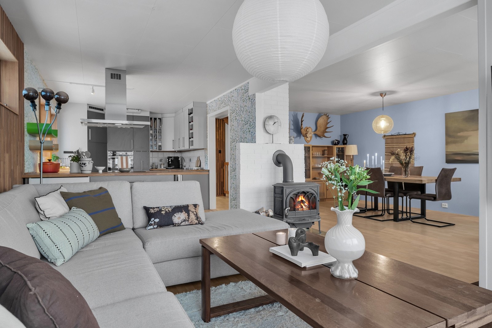 Tilbake i stua retter vi blikket mot kjøkken og spisestue Galleribilde