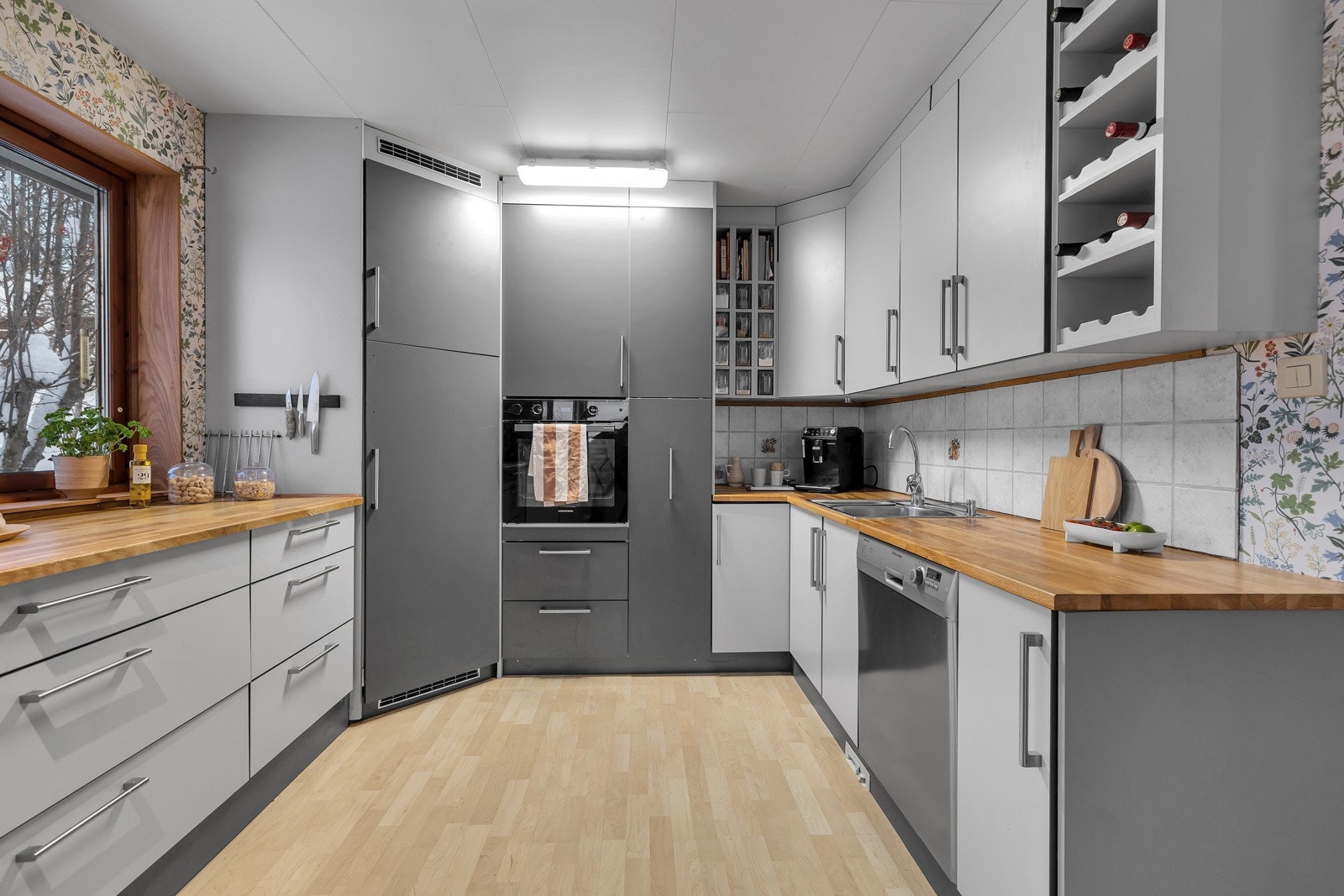 Stort og innholdsrikt kjøkken med god skap- og benkeplass Galleribilde