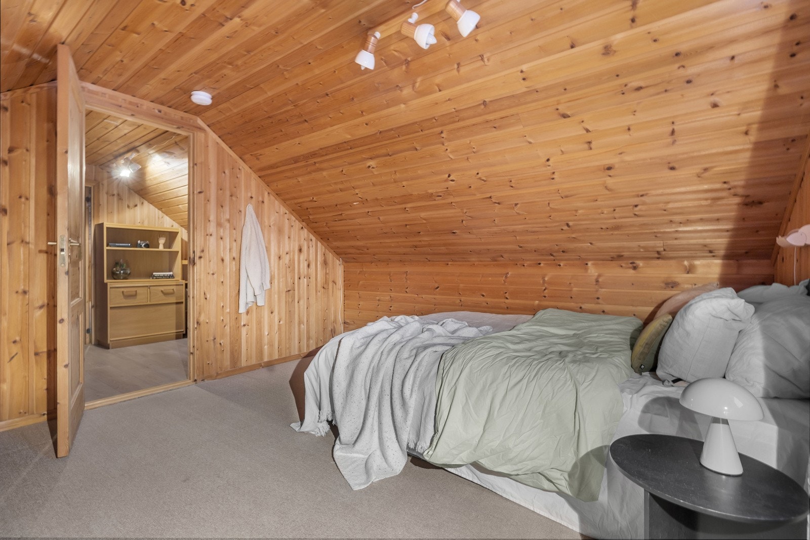 I boligens 2. etasje finner du 2 gode rom og en mellomgang som nyttes som kontor Galleribilde