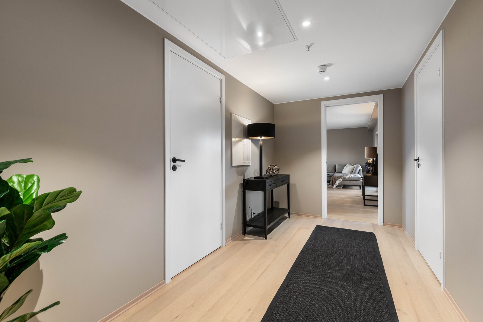 Leiligheten har en innbydende entré med plass til garderobe og god romløsning mot resten av boligen. Den ligger praktisk til midt mellom oppholdsrom og soverom, slik at du får en naturlig og ryddig flyt gjennom hele leiligheten. Galleribilde