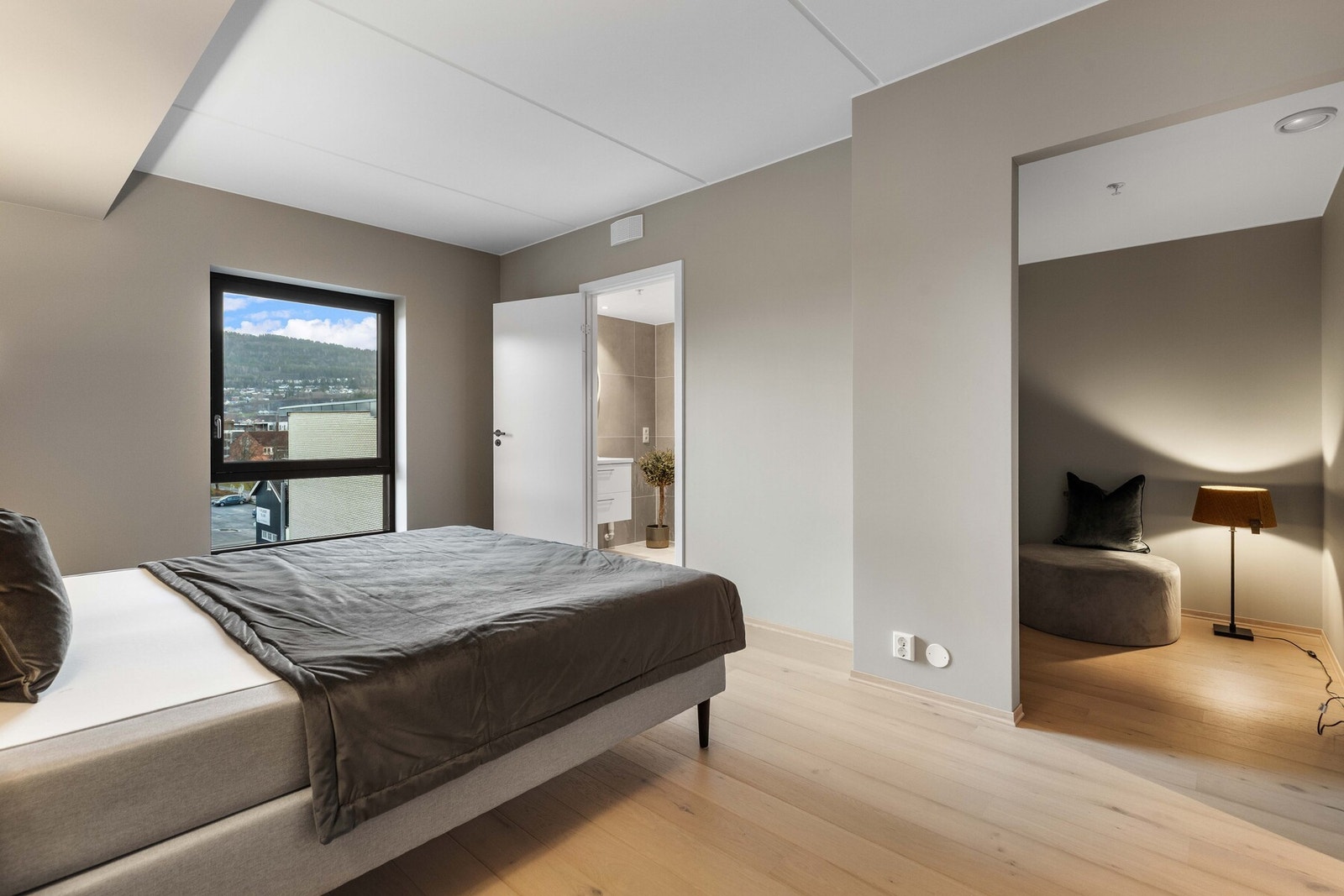 Hovedsoverommet fremstår som et lyst og rolig rom med plass til stor seng og garderobeløsning, og har direkte adkomst til det ene badet - en løsning som gir ekstra komfort. Galleribilde