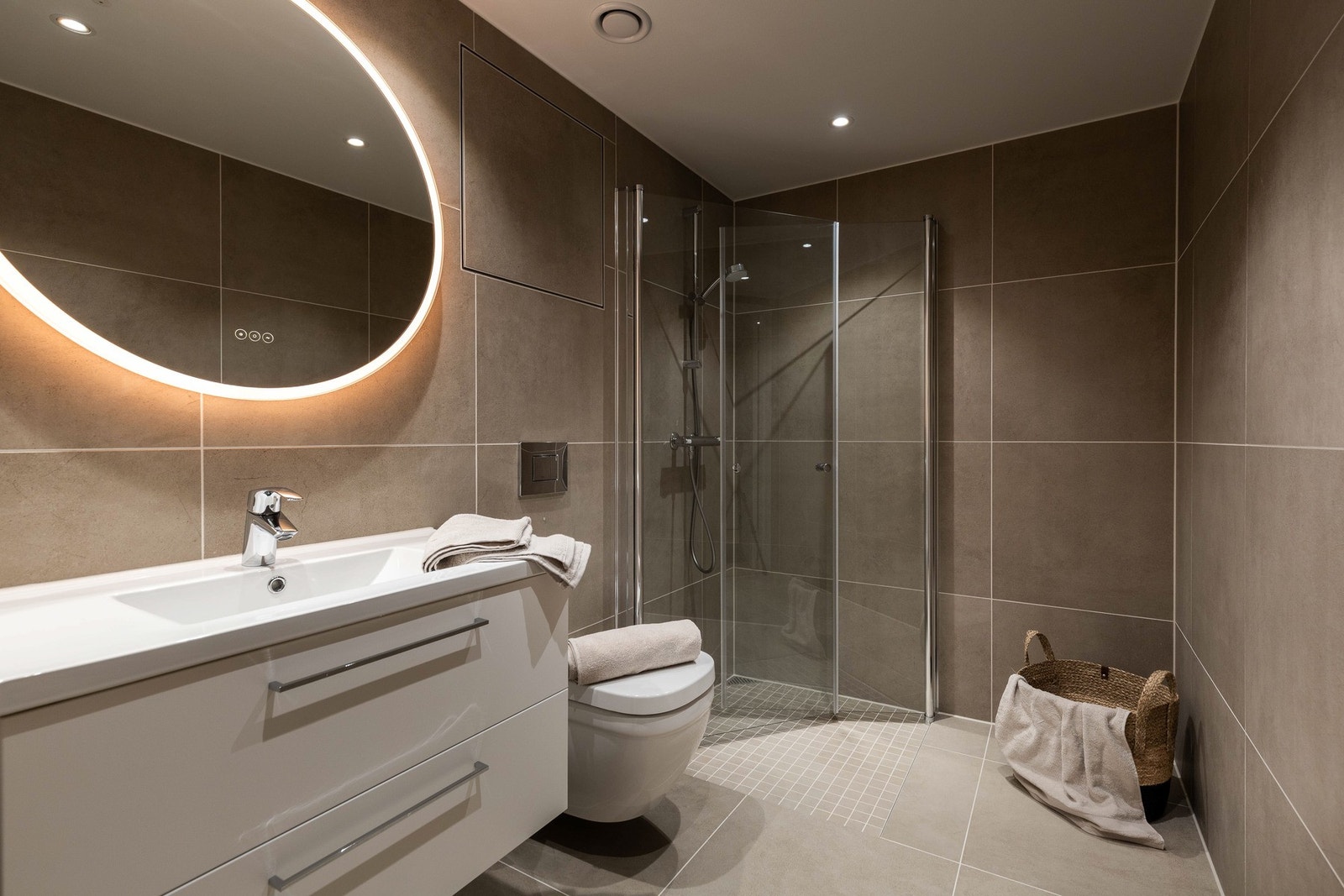 Det andre badet er i samme stil som det første med hvit servant, veggehengt toalett og dusjhjørne. Galleribilde