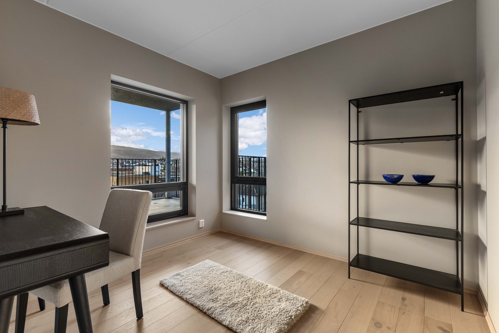 Det andre soverommet ligger i den skjermede delen av boligen og passer perfekt som barnerom, kontor eller gjesterom, alt etter behov. Galleribilde