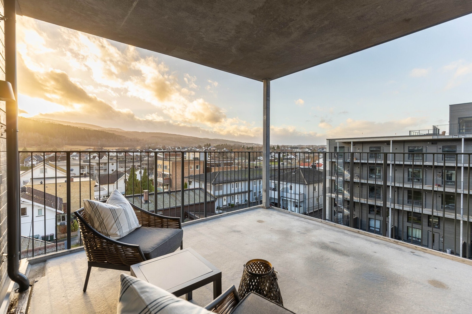 Privatmegleren v/ Morten Liavaag og Vetle Haug Kristensen har gleden av å presentere denne ekslusive hjørneleiligheten i Smiehagen med romslig balkong, 2 soverom, 2 bad og p-plass. Galleribilde