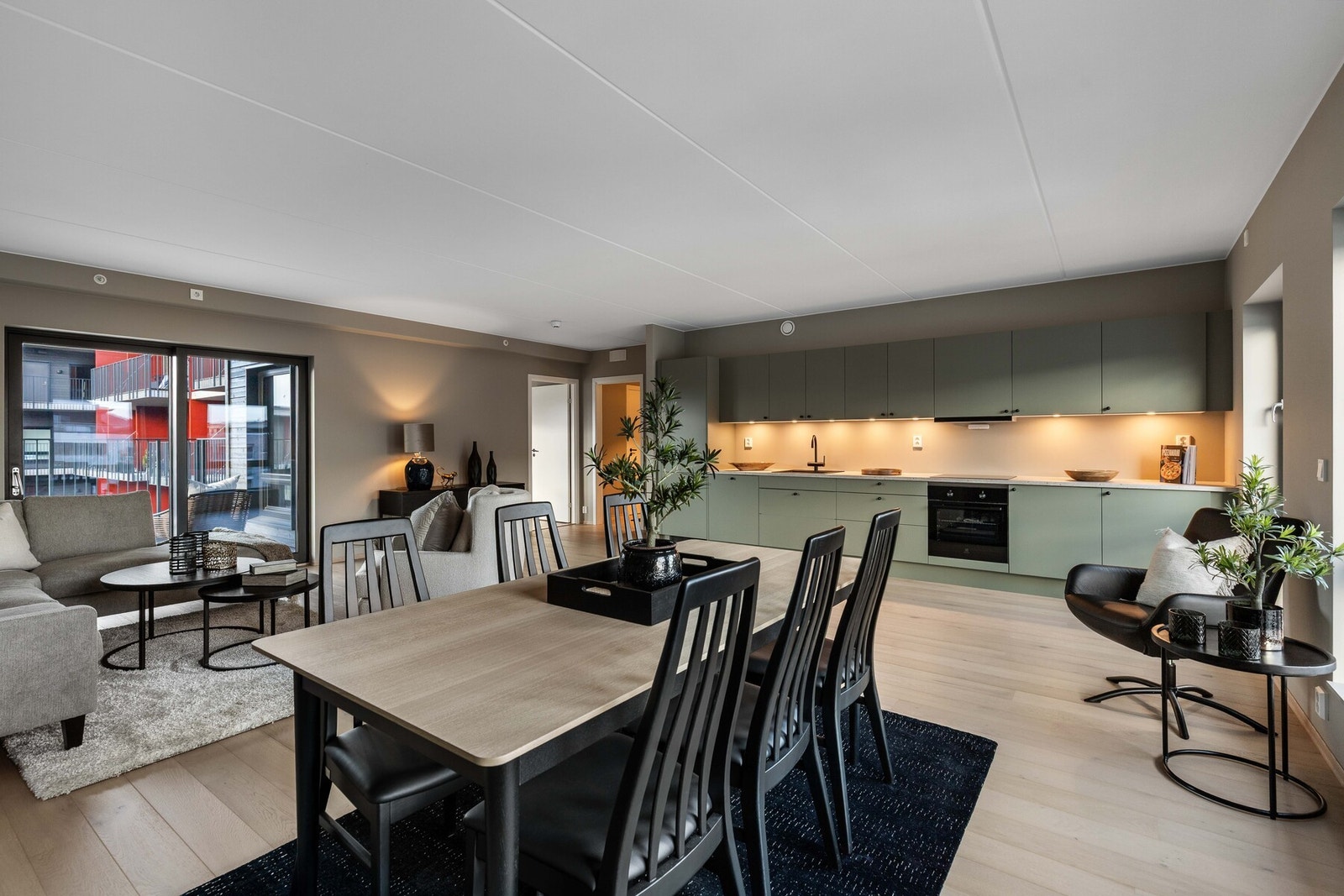 Stuen og kjøkkenet danner et åpent og luftig oppholdsrom med store vindusflater som slipper inn rikelig med dagslys. Galleribilde