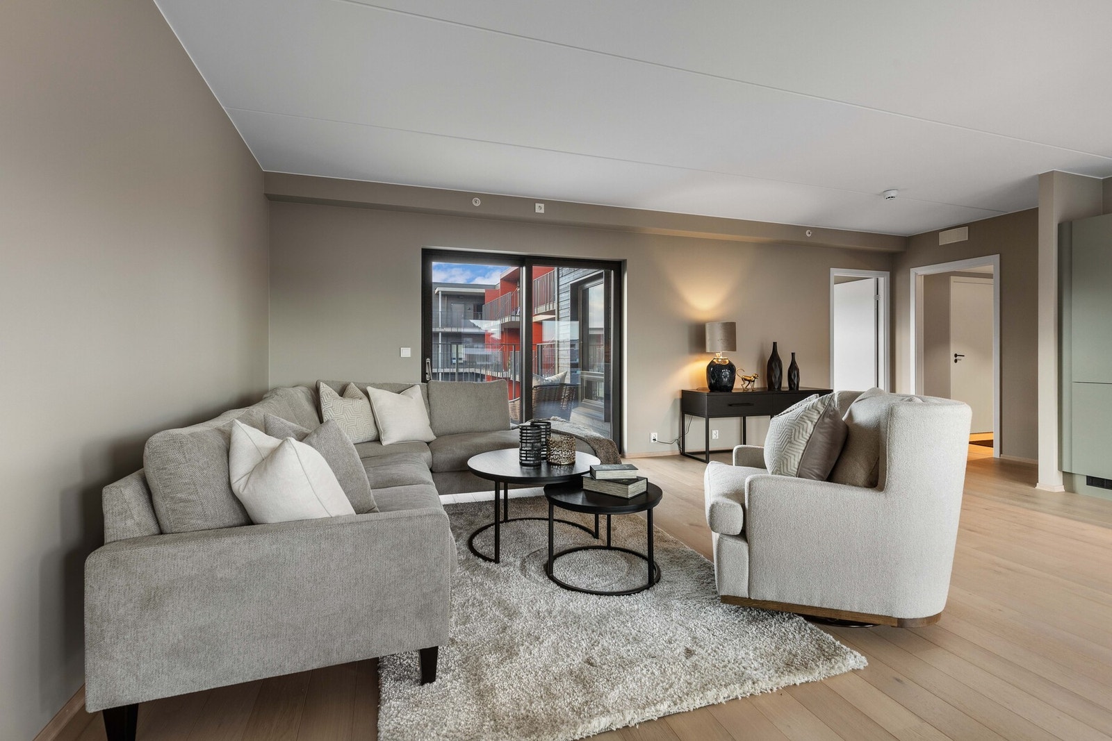 Den gjennomgående, lyse atmosfæren sammen med flere utganger til terrassene gjør rommet både fleksibelt og sosialt. Galleribilde