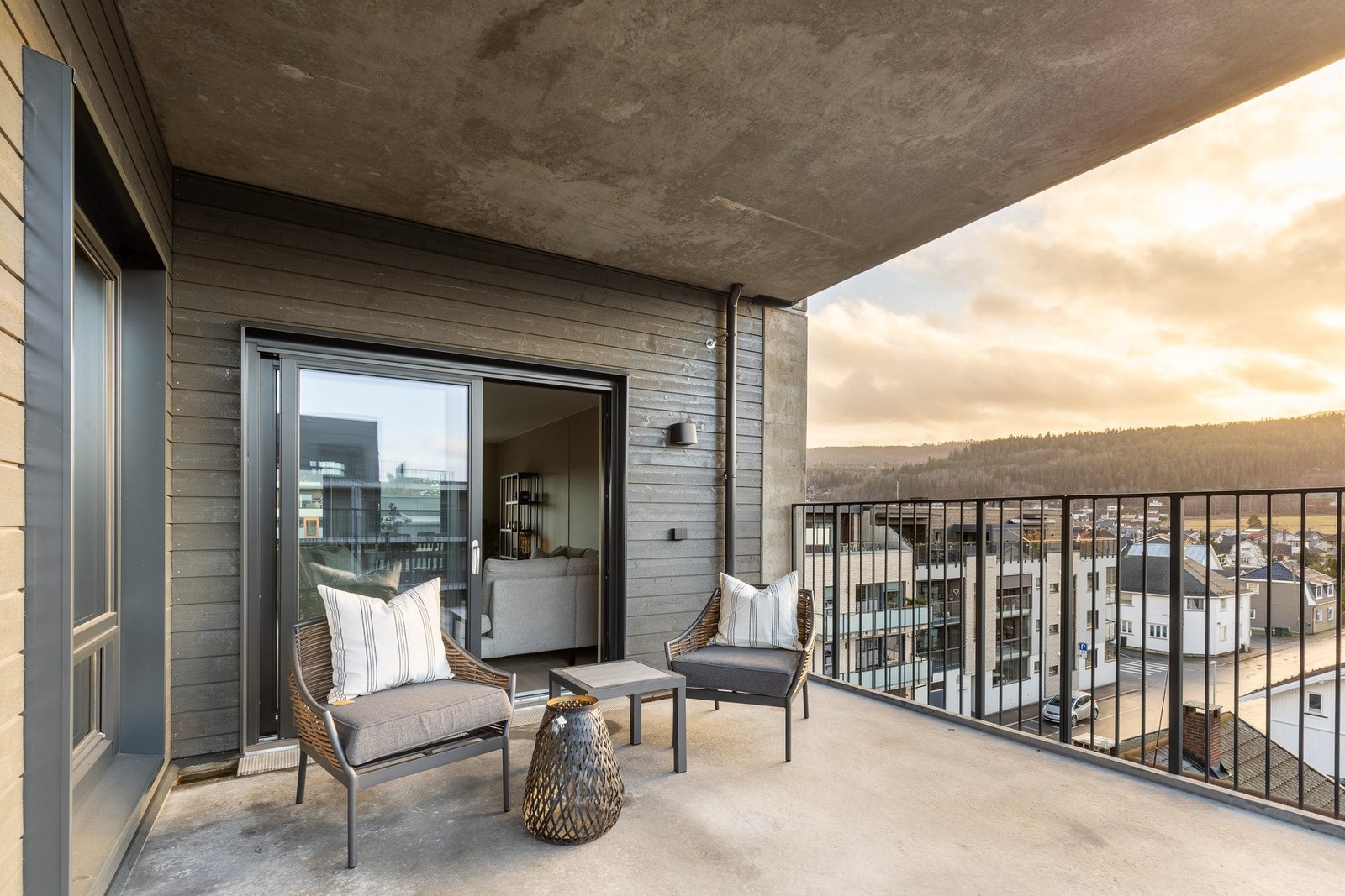 Uteplassen gir gode solforhold og fungerer utmerket for avslapning, små måltider eller sosiale anledninger. Galleribilde