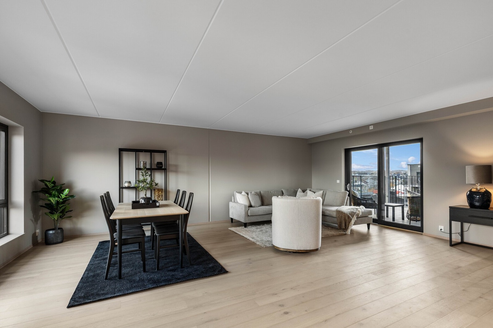 Den åpne løsningen i stuen gjør romfølelsen ekstra god og skaper en sosial sone for både hverdag og gjester. Galleribilde