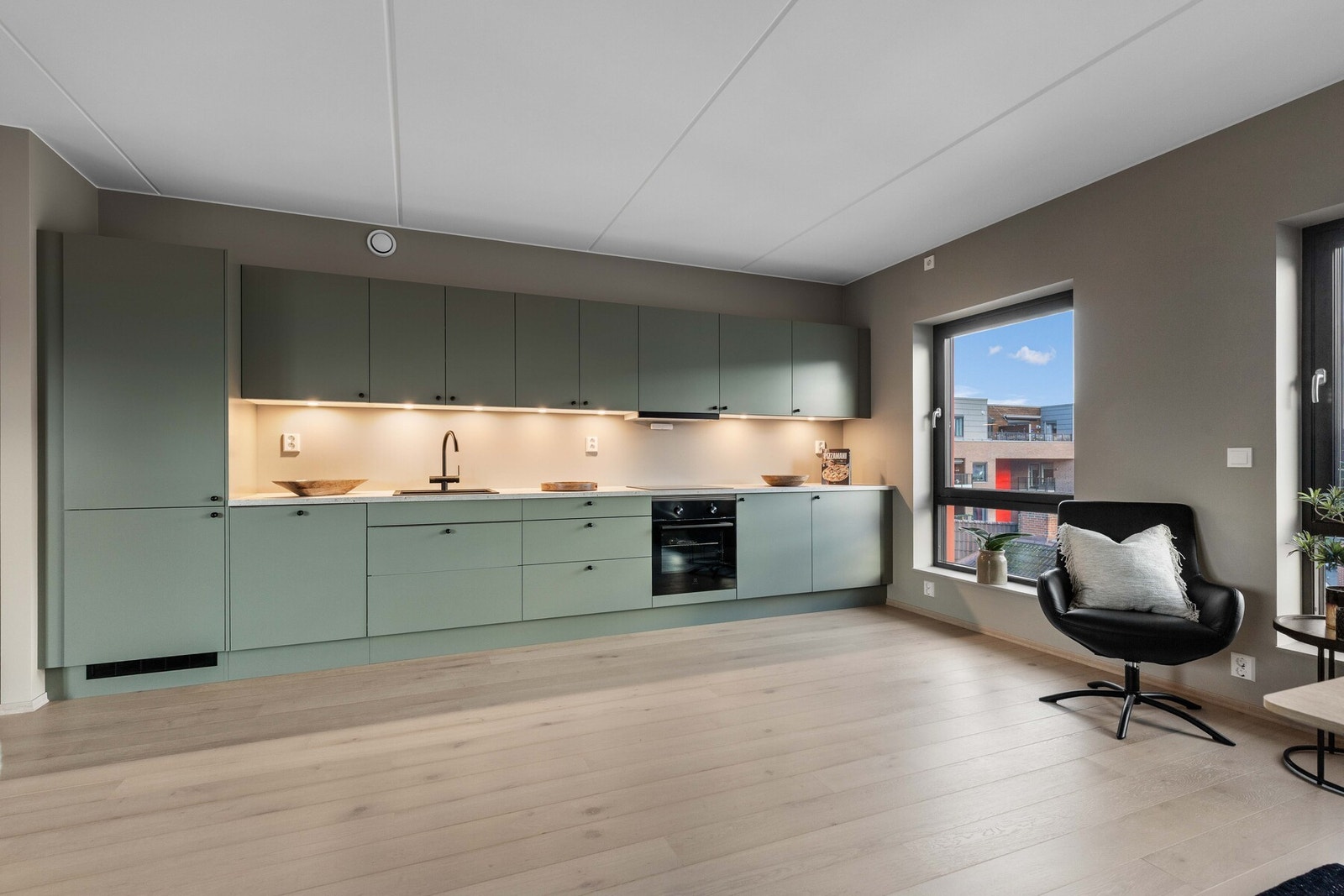 Kjøkkenet har et moderne uttrykk med rene linjer, integrerte hvitevarer og god arbeidsflate. Galleribilde