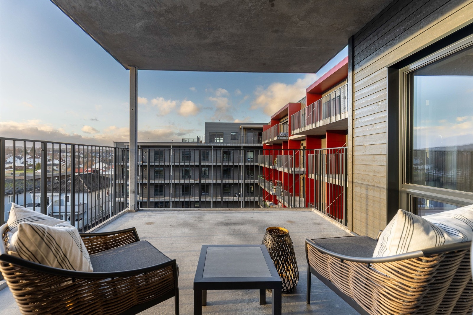 Den store terrassen utenfor stueområdet blir en naturlig forlengelse av boligen gjennom store deler av året. Galleribilde