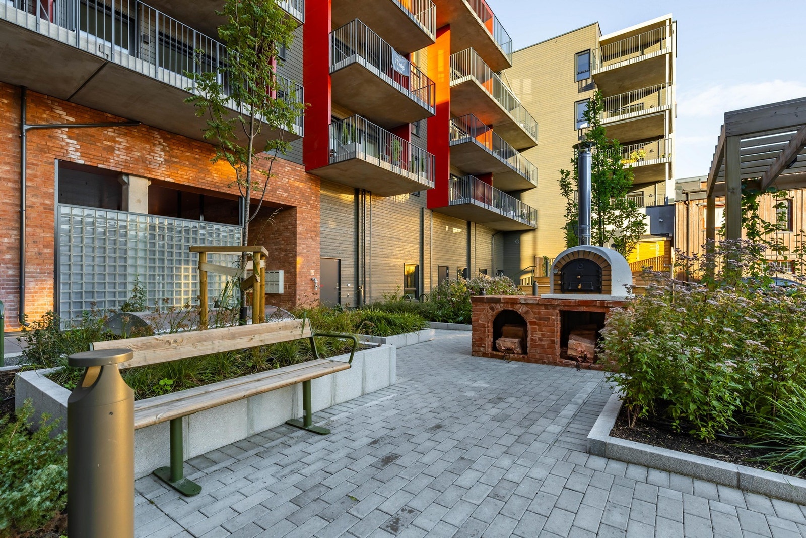 Sameiet kan by på et svært trivelig felles uteområde, hvor det mellom bygningene er etablert et hyggelig og sosialt atrium. Galleribilde