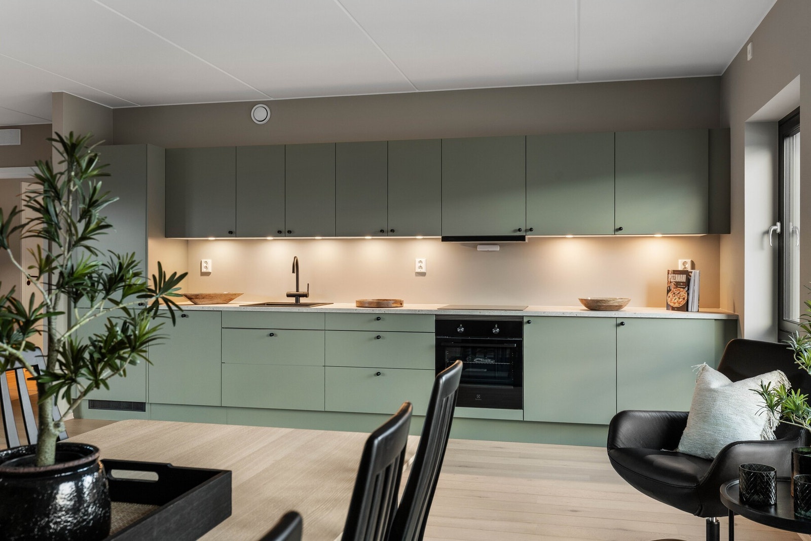 Her ligger alt til rette for matlaging, frokoster, kaffestunder og lange, hyggelige middager. Galleribilde