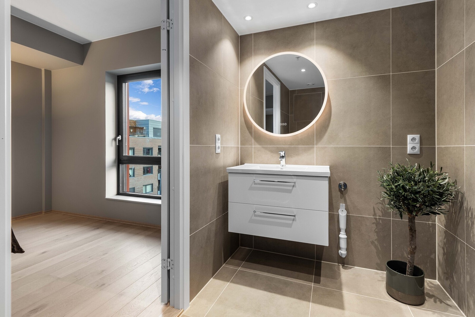 Boligen har to hendige bad - ett ved hovedsoverommet og ett ved entréen. Galleribilde