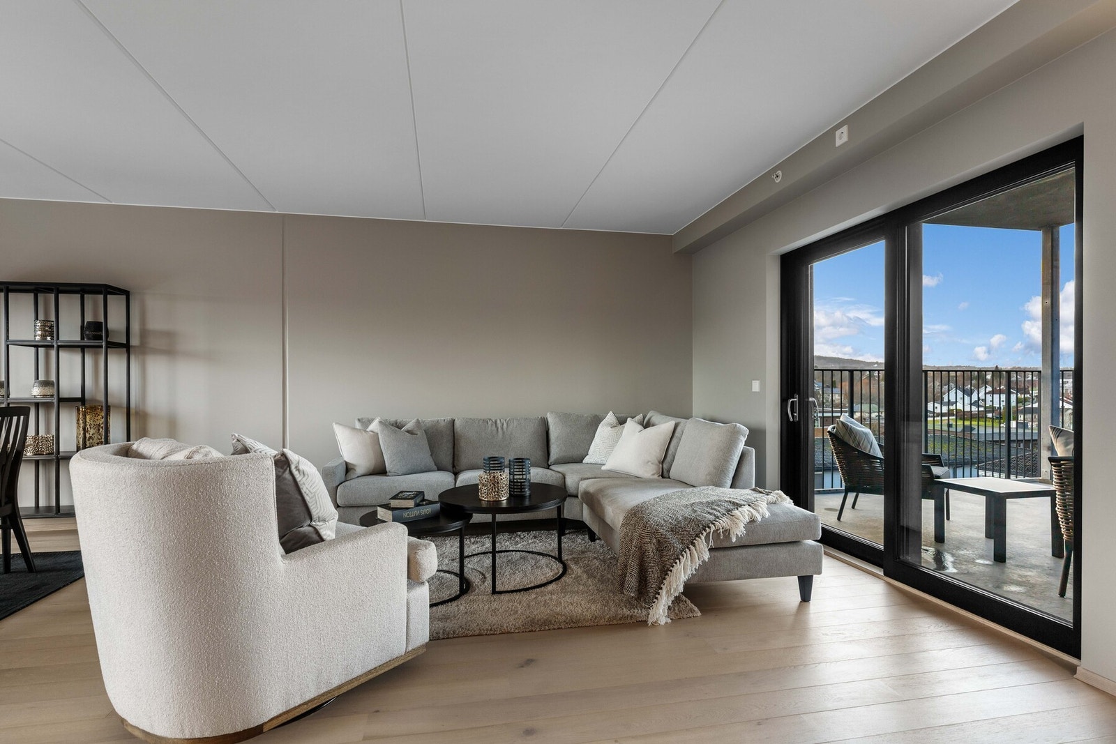 Sofakroken blir et naturlig sted å trekke seg tilbake til for litt avslapning etter lange dager. Galleribilde