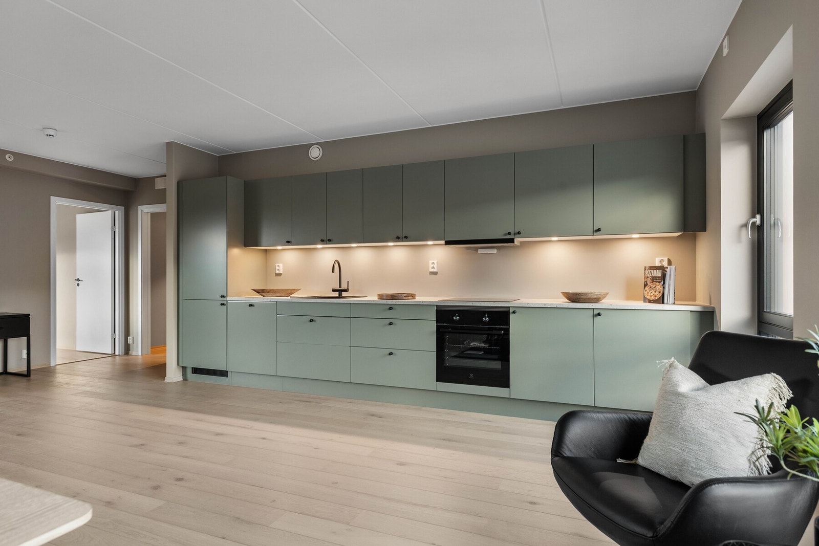 Løsningen er både praktisk og visuelt helhetlig, og gir en fin overgang videre til stuen. Galleribilde