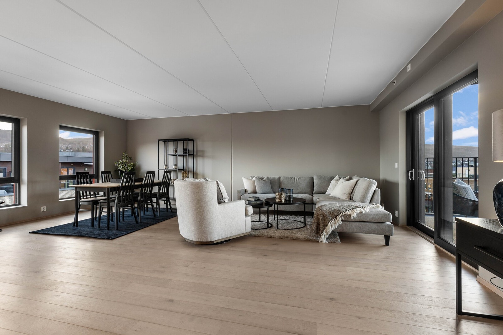 En stue som enkelt innredes i flere brukssoner. Galleribilde