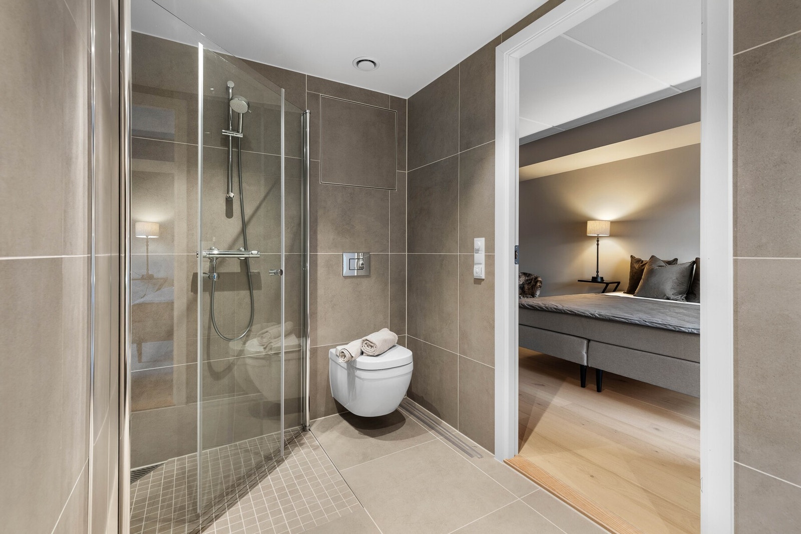 Begge er innredet med lyse flater, dusj, moderne servantskap og gode løsninger som gir et ryddig og behagelig inntrykk. Galleribilde