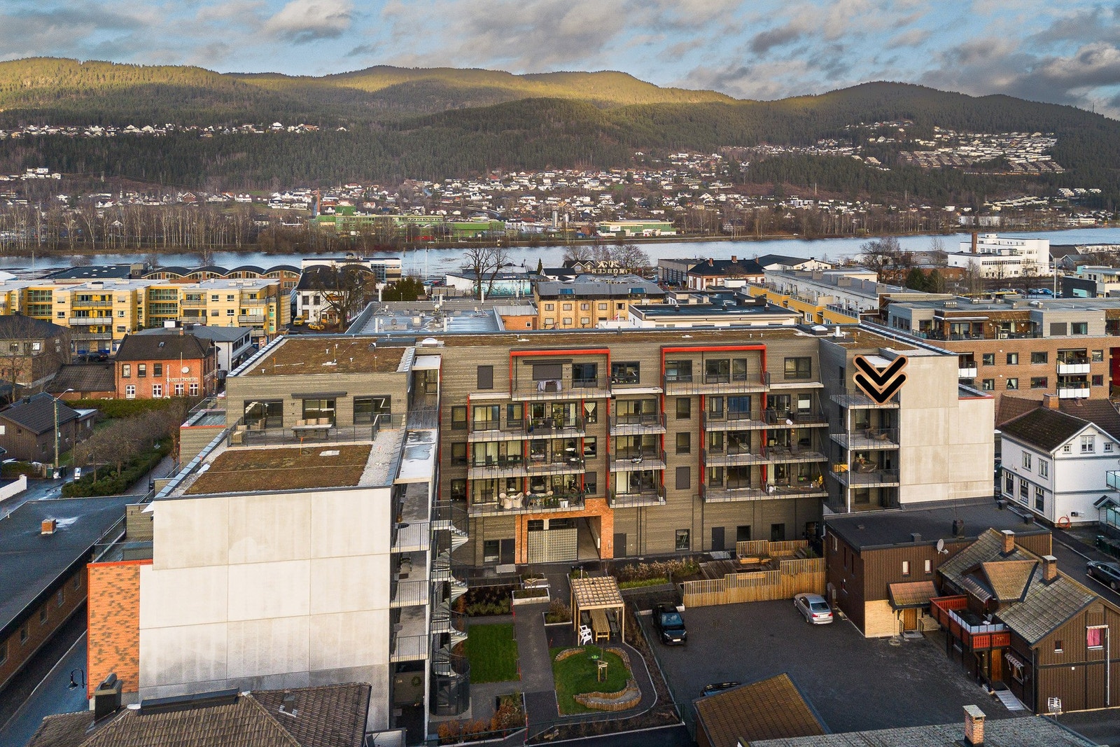 Leiligheten ligger i et populært og barnevennlig område i hjertet av Mjøndalen i Drammen kommune, med Mjøndalen kulturhus som nærmeste nabo. Galleribilde