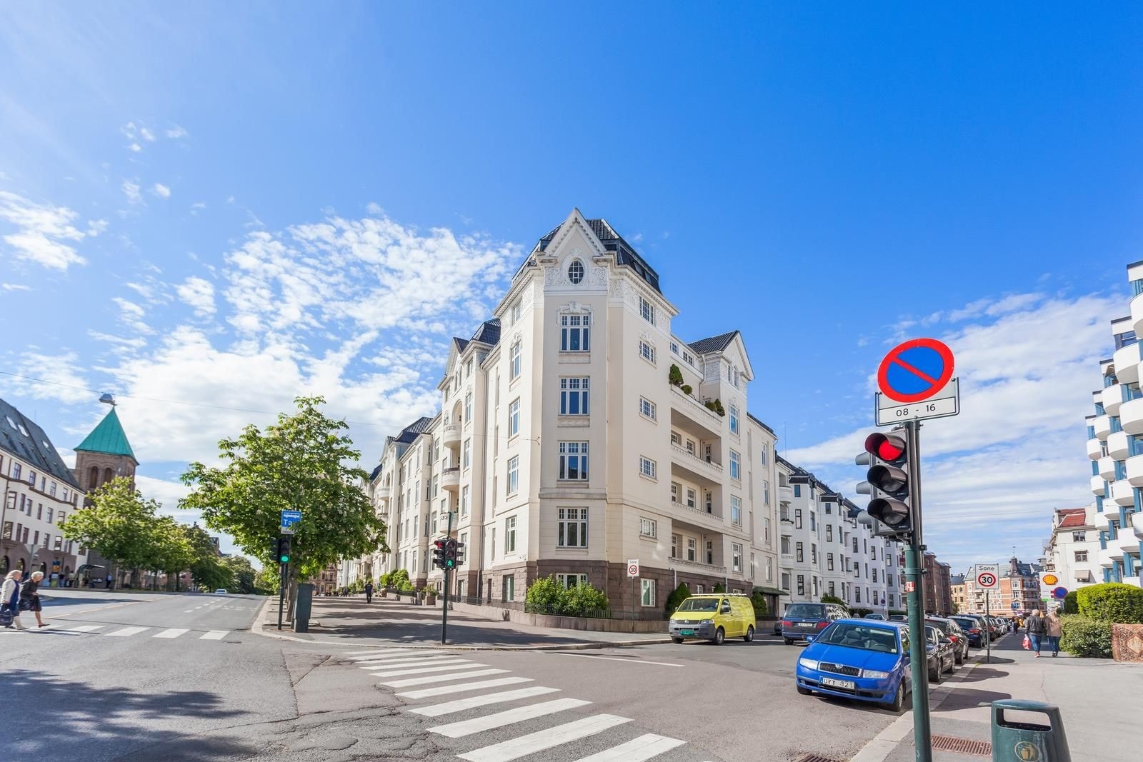 Leiligheten ligger i et ærverdig bygg midt på Frogner Galleribilde