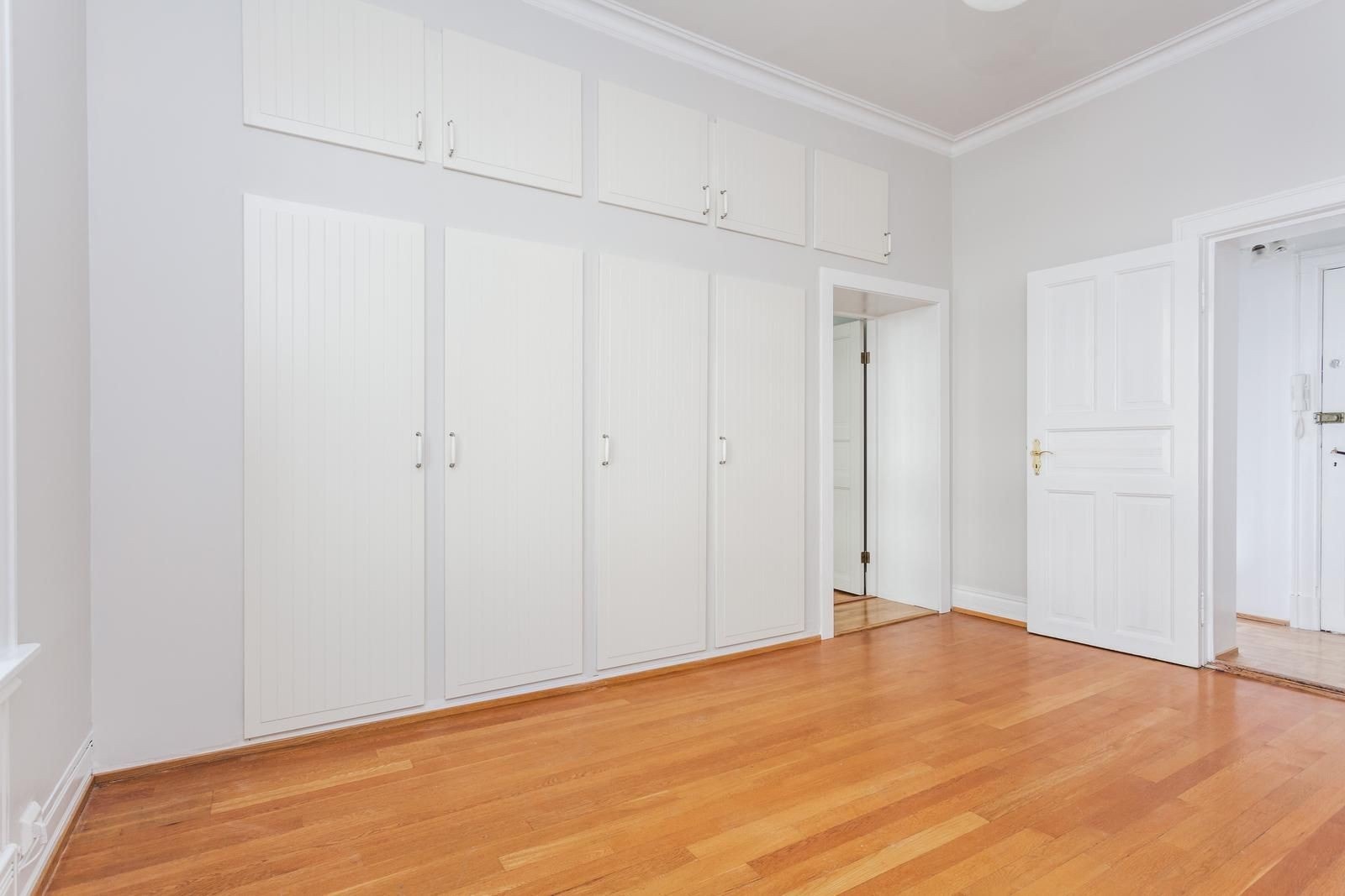 Soverom med plassbygde skap Galleribilde