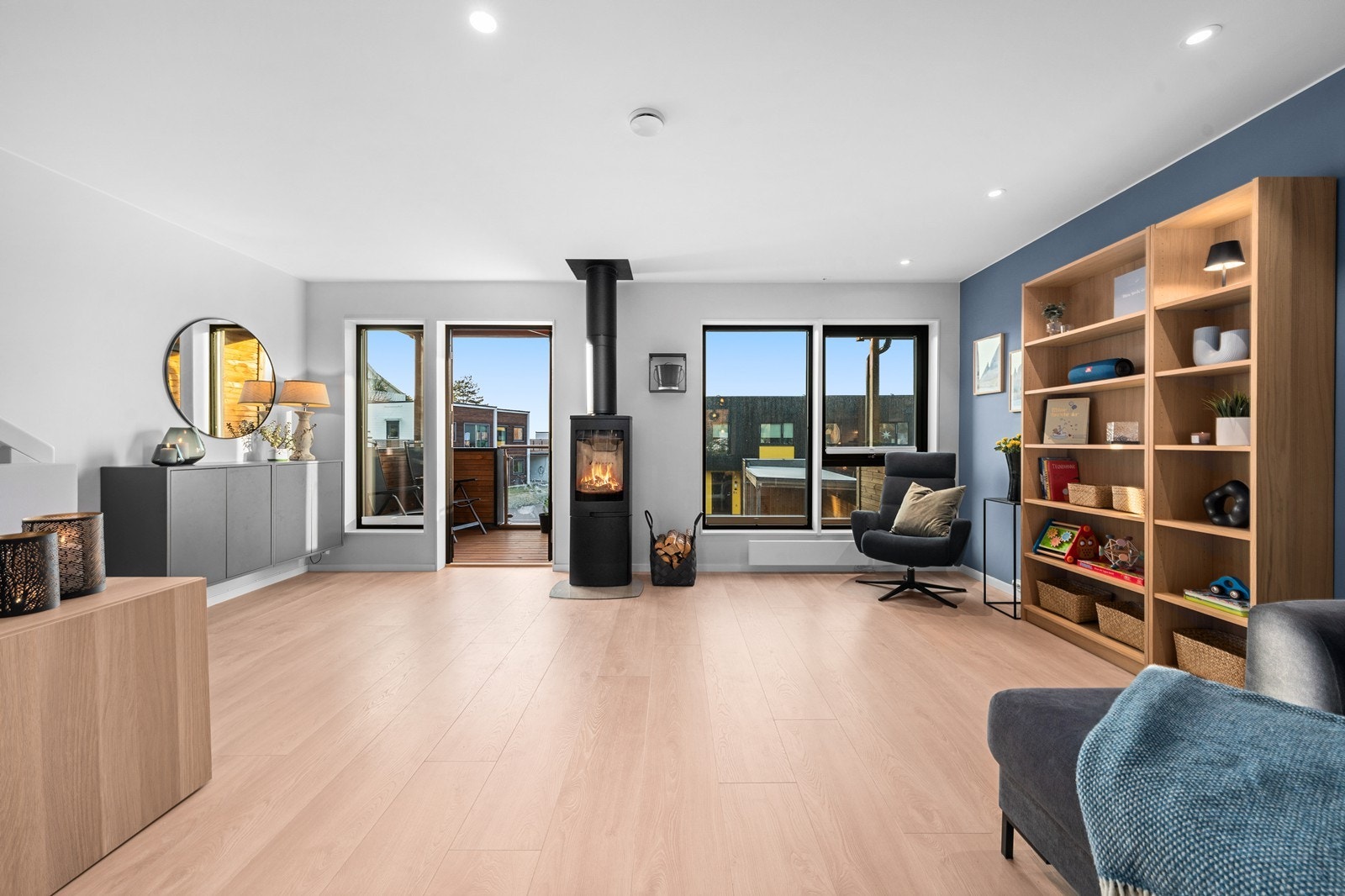 Fra stuen er det utgang til en overbygd, sydvestvendt balkong på 4 m². Galleribilde